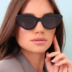 Pamela Sunglasses. Black/Grey flat